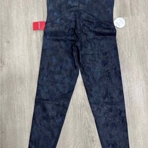 SPANX Booty Boost Active, 7/8 length, Navy, Reptile print leggings